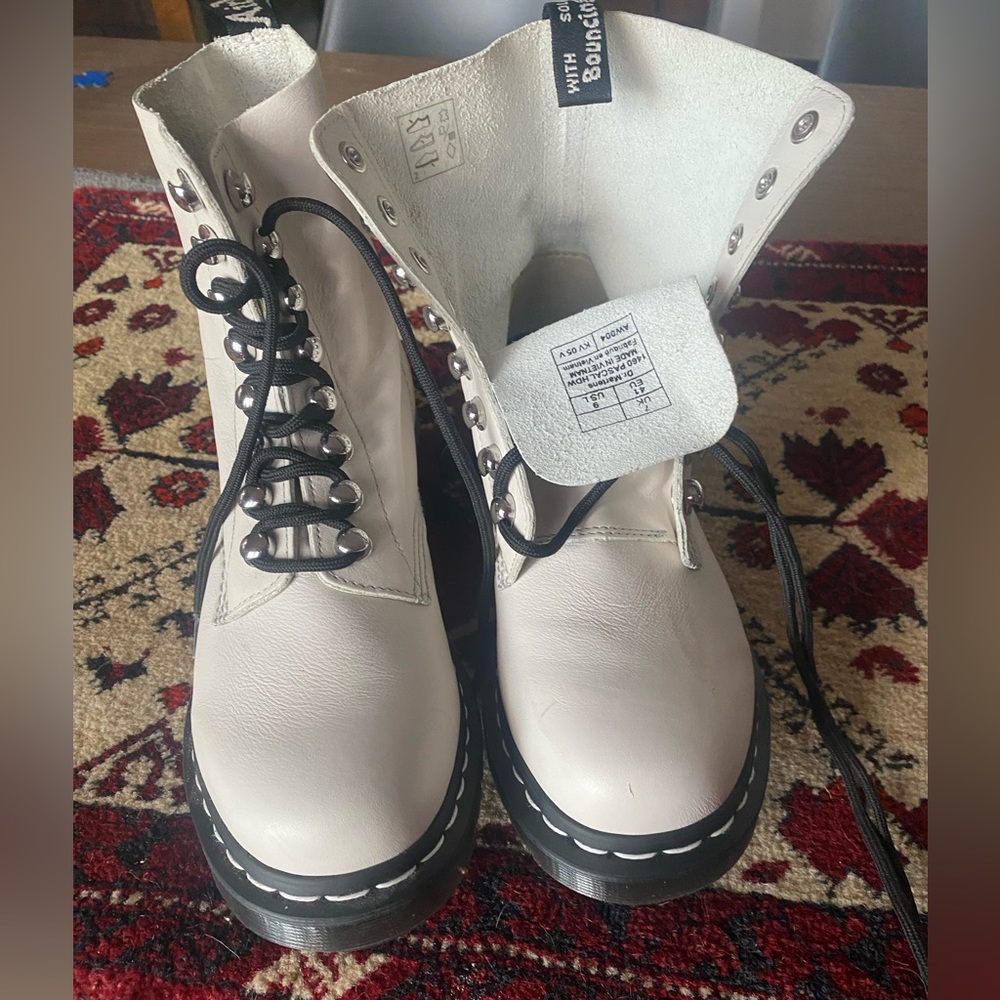 NWOT Doc Martens 1460 Pascal Boots in Cream/White 9 (41) - Picture 3 of 4
